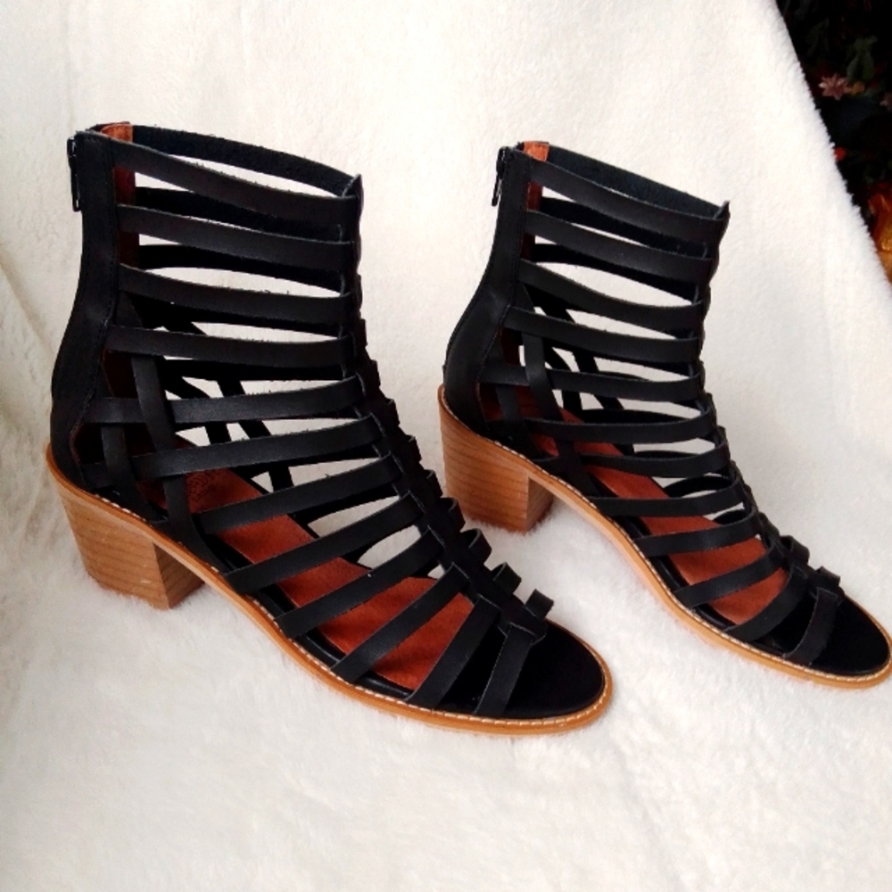 Crown vintage black leather gladiator ankle sandals size 9.5.